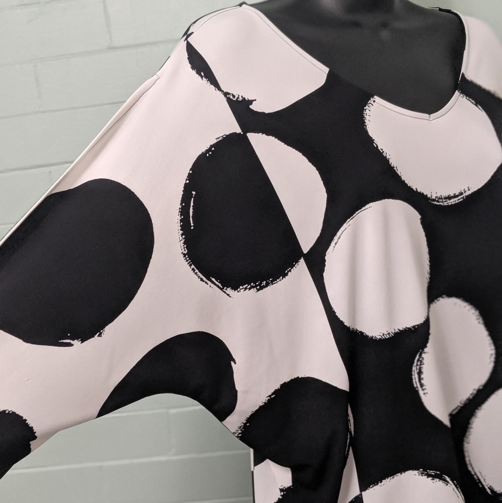 Chico's black and white abstract top size 2.